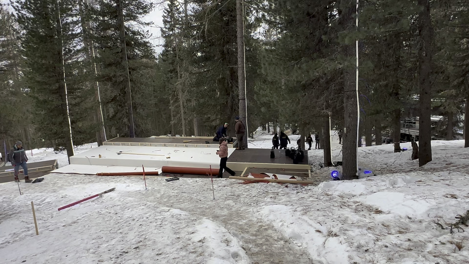 Prezentare de modă exclusivistă în mijlocul unei păduri, la St. Moritz. Organizațiile de mediu se tem că vor fi tăiați copacii. Cine este organizatorul