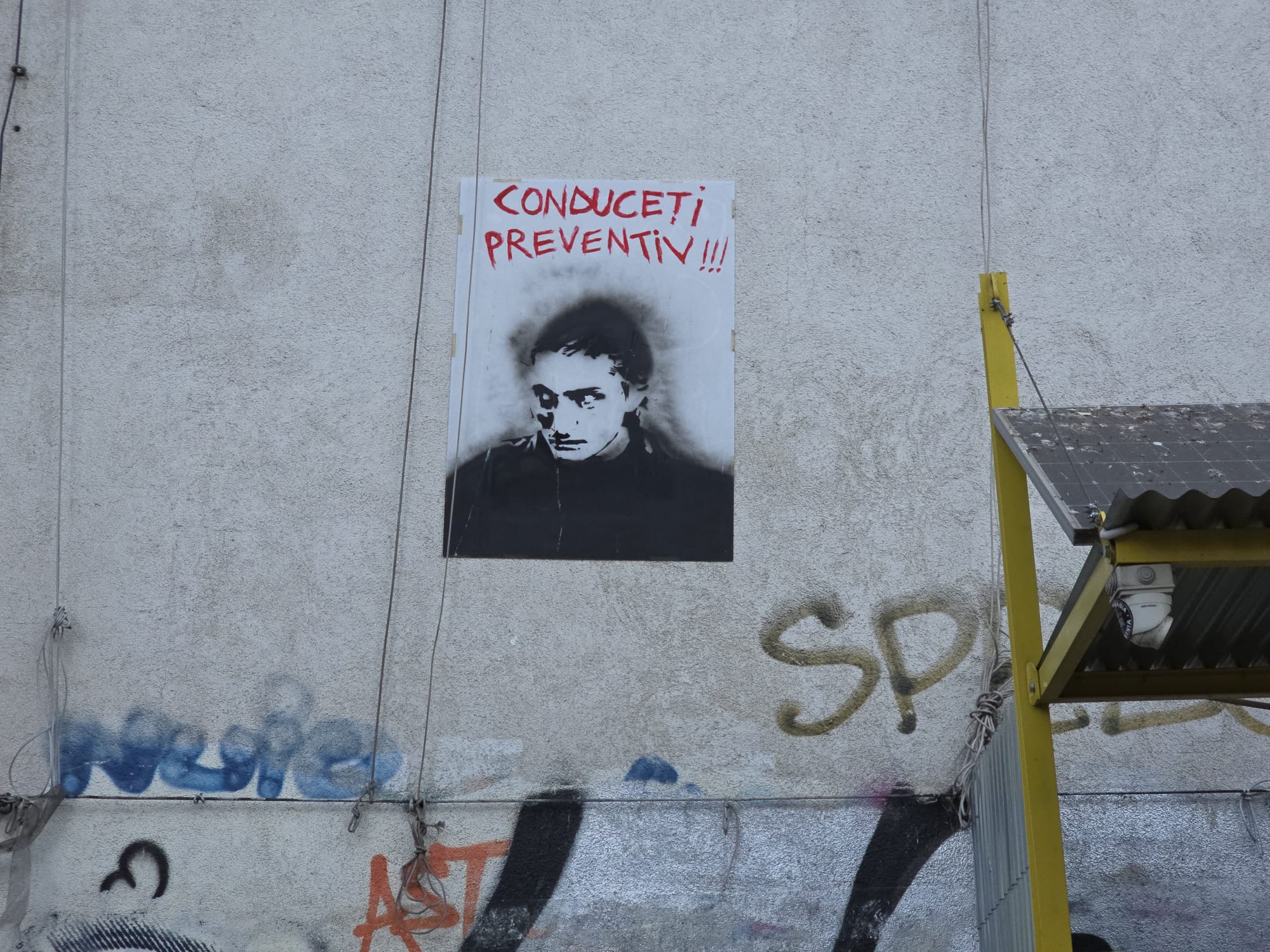 Graffiti în București cu Vlad Pascu, autorul cumplitului accident de la 2 Mai: „Conduceți preventiv!”