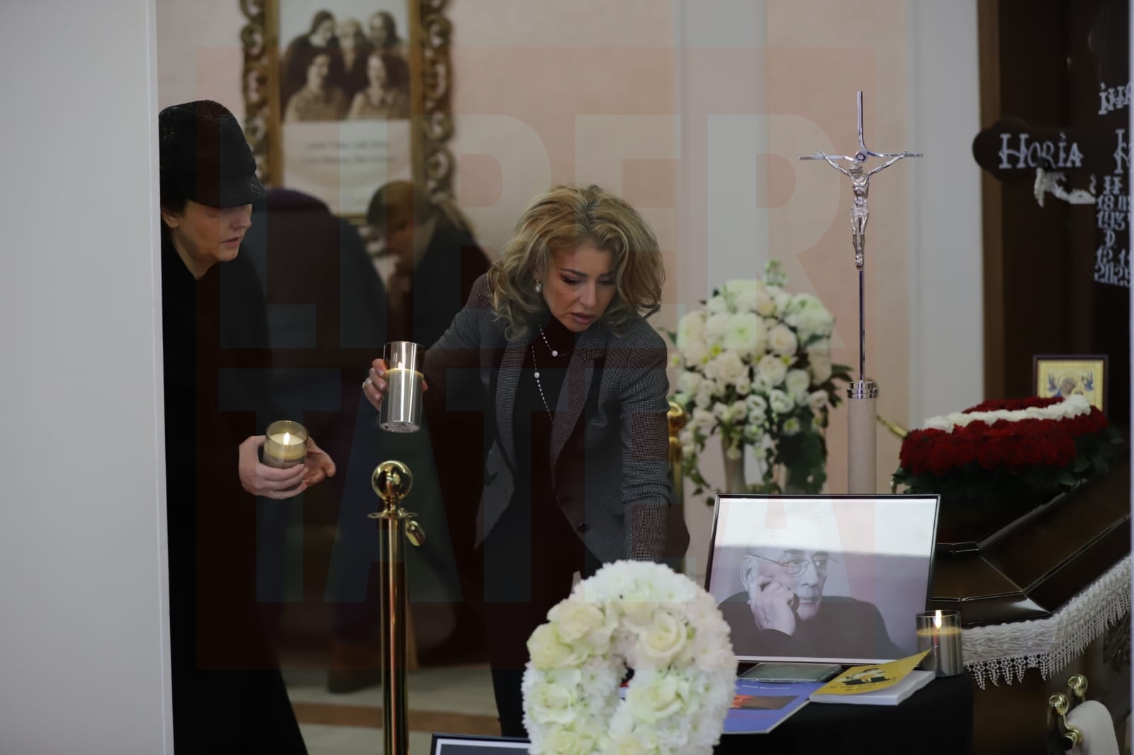 Cum a apărut Nidia Moculescu lângă sicriul cu trupul neînsuflețit al lui Horia Moculescu. Primele imagini