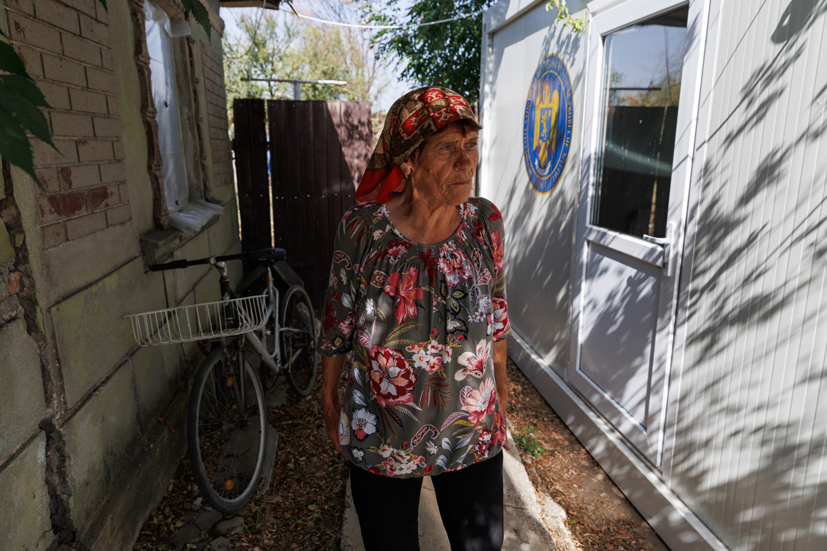 REPORTAJ. Crevedia, o lună după explozii. Și-a plâns caprele care au murit în suferință, iar acum, la 76 de ani, se acomodează cu viața în container: „E ca-n paradis, nu cade tavanul pe mine!”