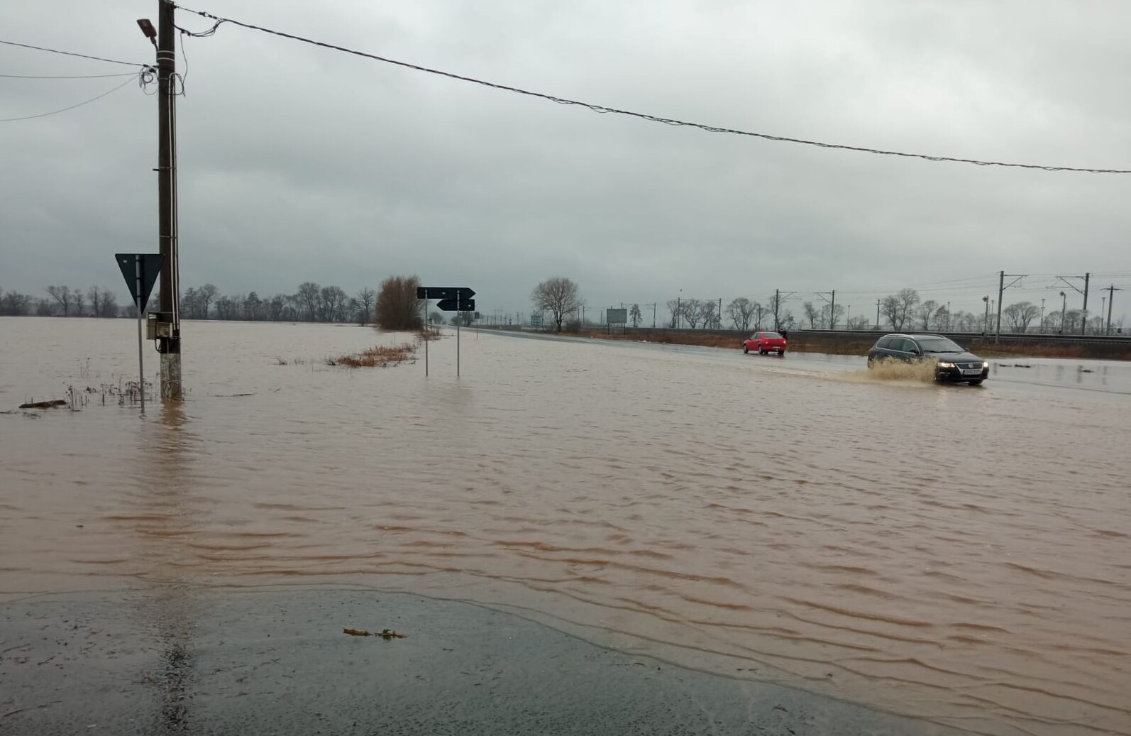 Drum inundat de ploile torențiale, în Hunedoara. Traficul rutier a fost închis la Geoagiu, la coborârea de pe autostrada A1