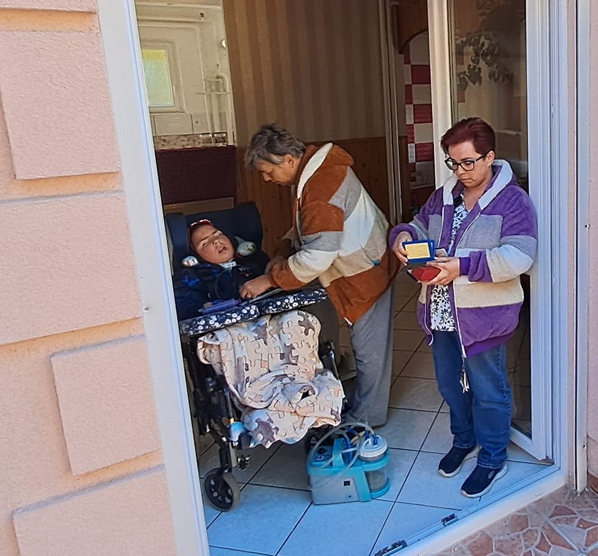 Fia kezelésére kellett a pénz, elmaradt a törlesztővel az édesanya: végrehajtók tették ki őket a házukból