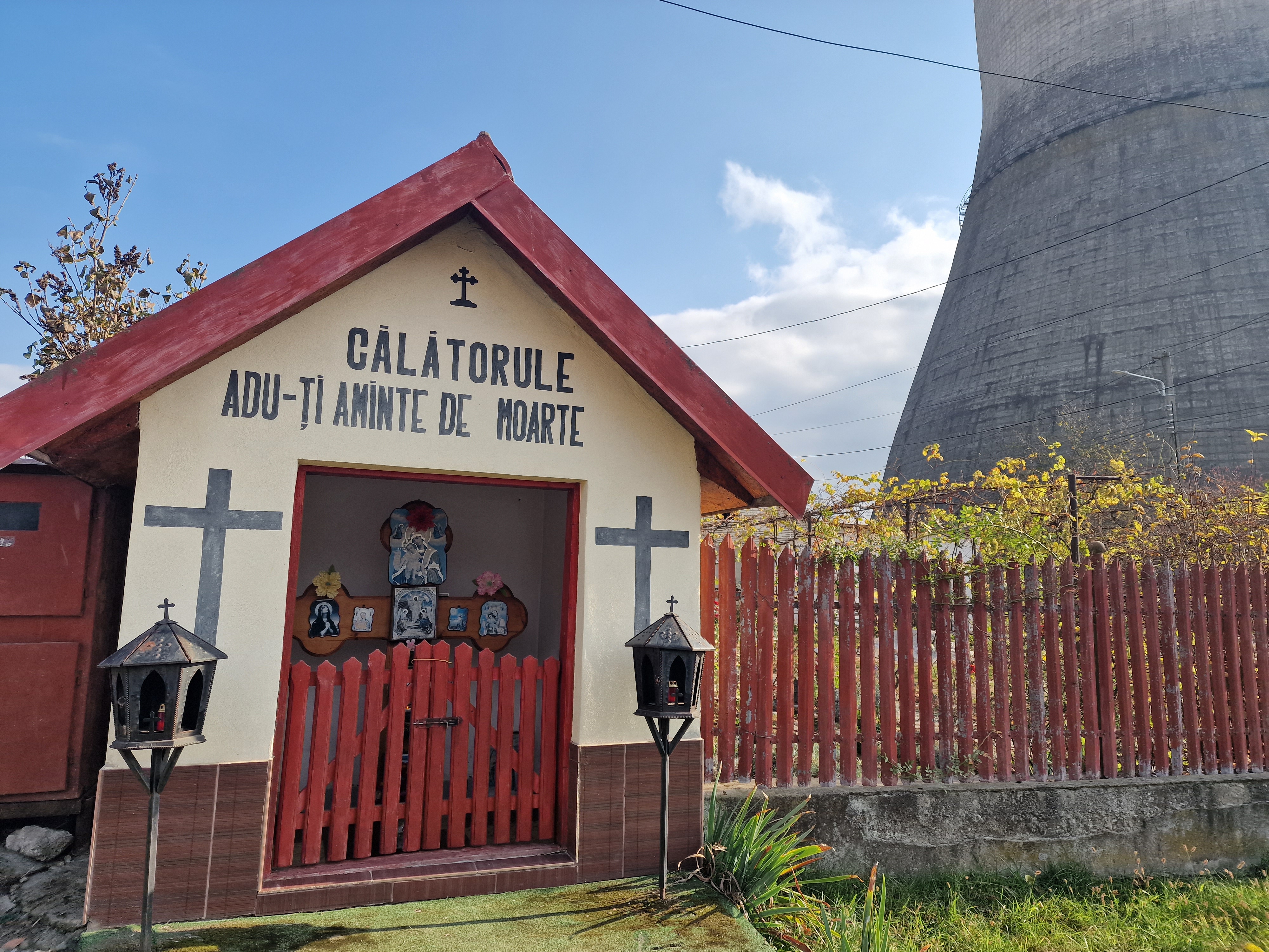 „O să ne zboare pe toţi de aici!”. Locuitorii din Doiceşti au aflat din întâmplare de demolarea turnurilor de peste gard, unde se ridică minicentrala nucleară