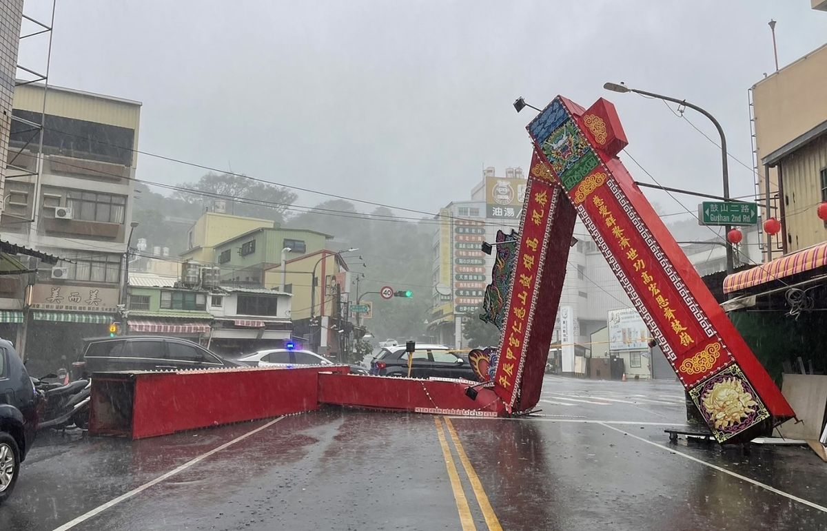 Taifunul Krathon a lovit Taiwanul: doi oameni au murit și 100 sunt răniți. Meteorologii anunță „vânturi cu o forţă distrugătoare”