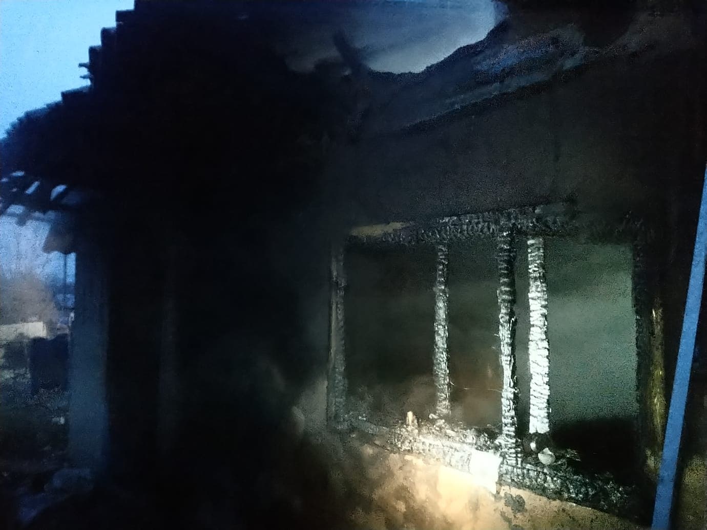 FOTO | Doi vasluieni, mamă și fiu, au murit carbonizați într-un incendiu