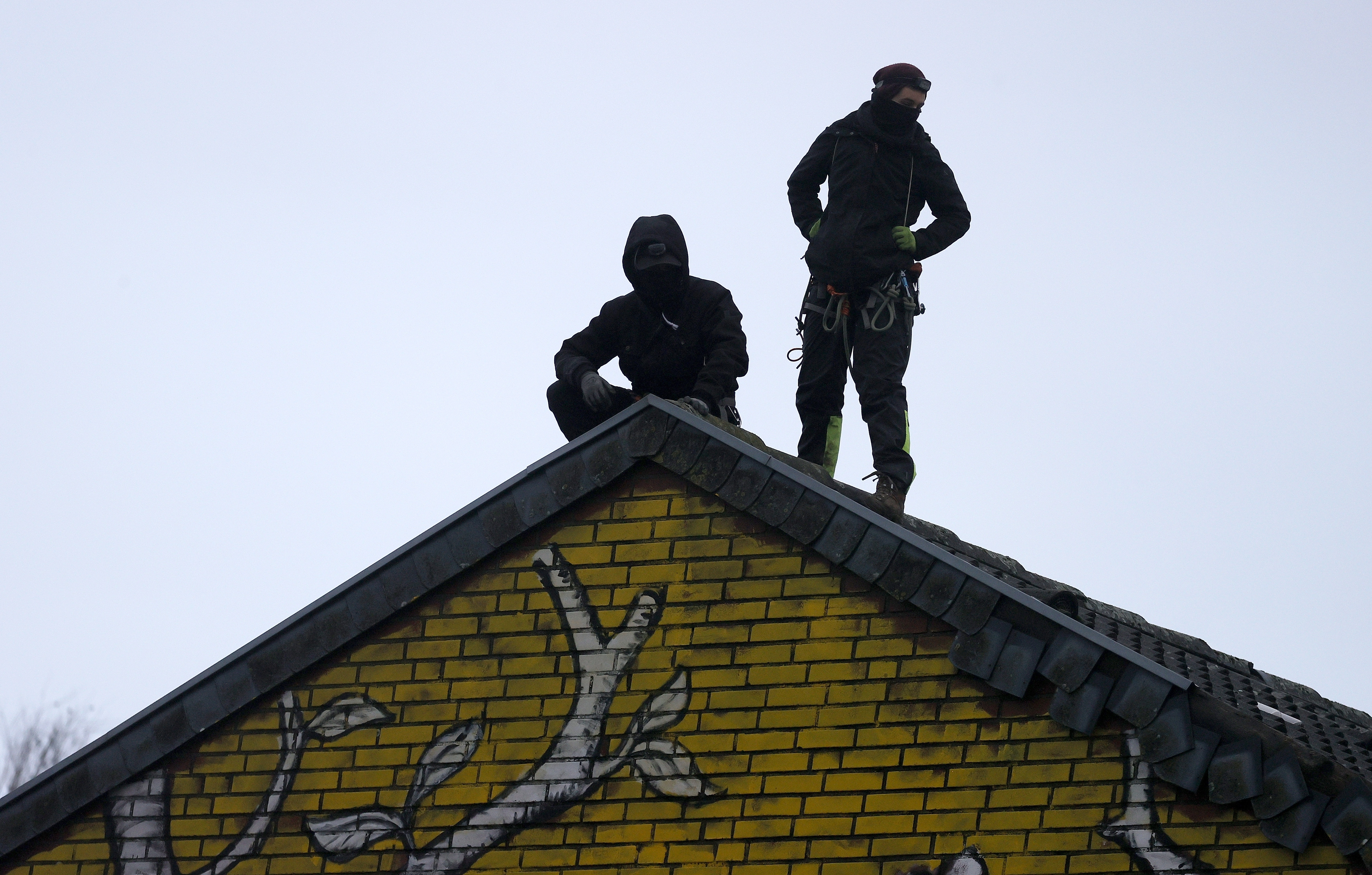 Confruntări între activiștii climatici care se opun extinderii unei exploatări de lignit și poliția care încearcă să-i evacueze, în Germania