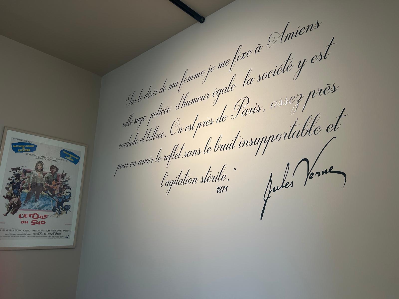 Legătura dintre casa lui Jules Verne din Amiens și București. „Ocolul Pământului” prin orașul unde autobuzele au pe ele poza scriitorului despre care se spune că s-a iubit cu o româncă