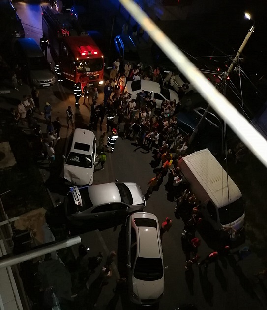 Un șofer beat a scos zeci de oameni din case la Cernavodă, după ce a intrat într-un șir de mașini parcate