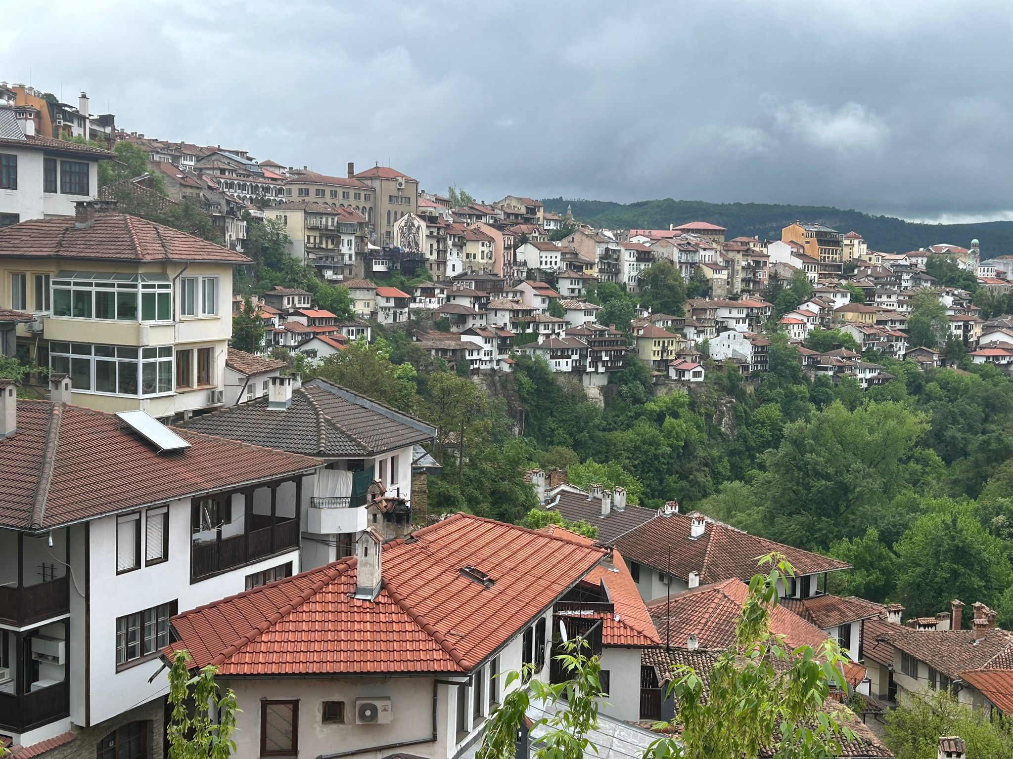 Sute de români au venit să-l vadă pe Jonas Vingegaard la Veliko Tarnovo. Cine a câștigat etapa a doua din Bulgaria, după căzătura masivă din final