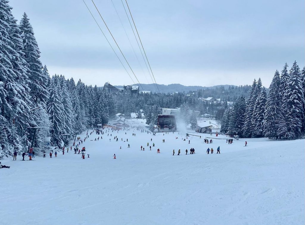 Sute de turiști au așteptat la cozi uriașe în Poiana Brașov, pentru a urca în telegondolă