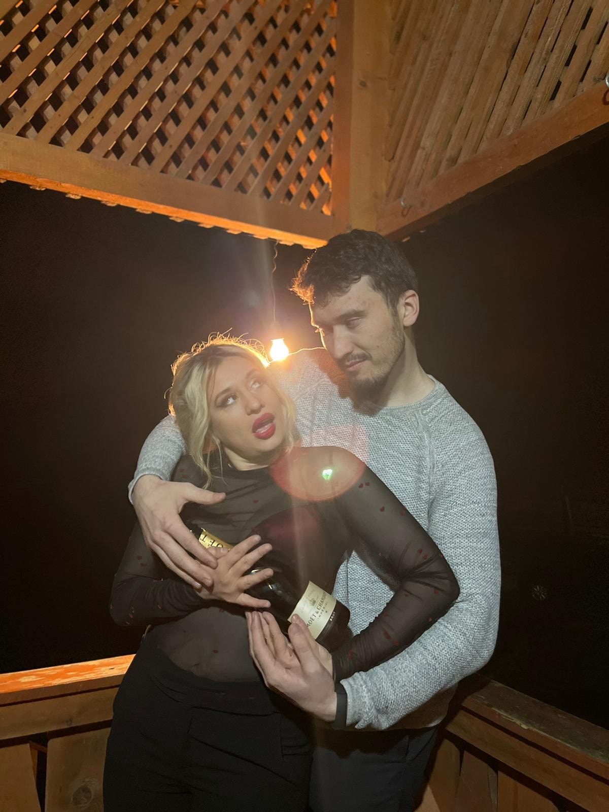 Imagine rară cu Anisia Gafton și iubitul ei. Cum au fost surprinși, după ce actrița a fost desemnată regina junglei la „Sunt celebru, scoate-mă de aici!”