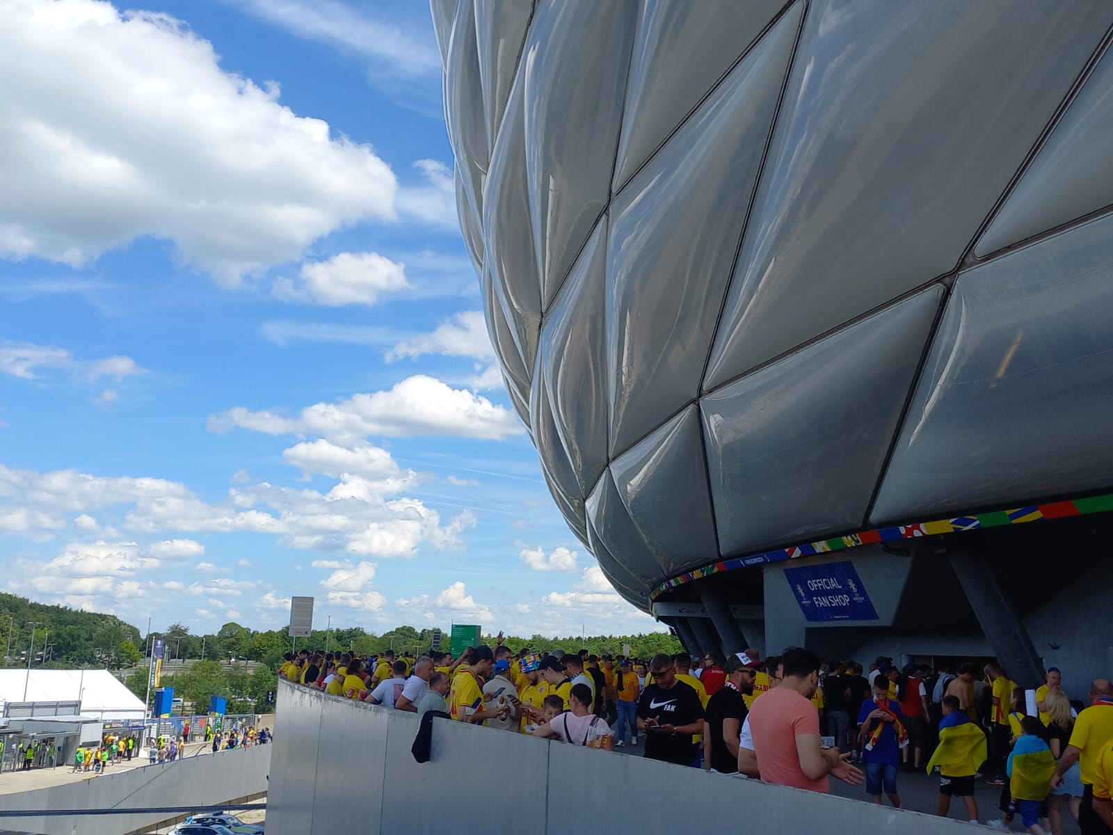 Suporterii români au ajuns la stadion: „Nebunie, frate!” | FOTO