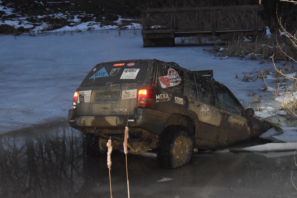 Driftelni akart a tó jegén a bonyhádi sofőr: elsüllyedt az autója, mielőtt átért volna