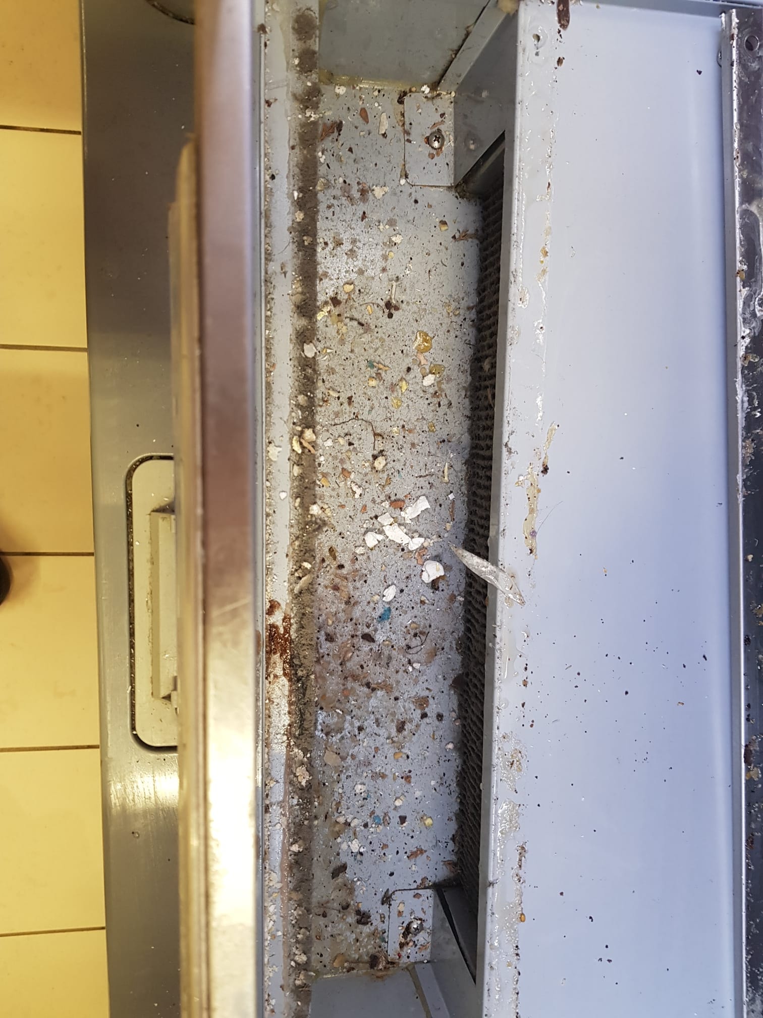 Sute de kilograme de alimente, oprite de la comercializare în două din cele mai populare stațiuni montane. Ce au descoperit inspectorii ANPC