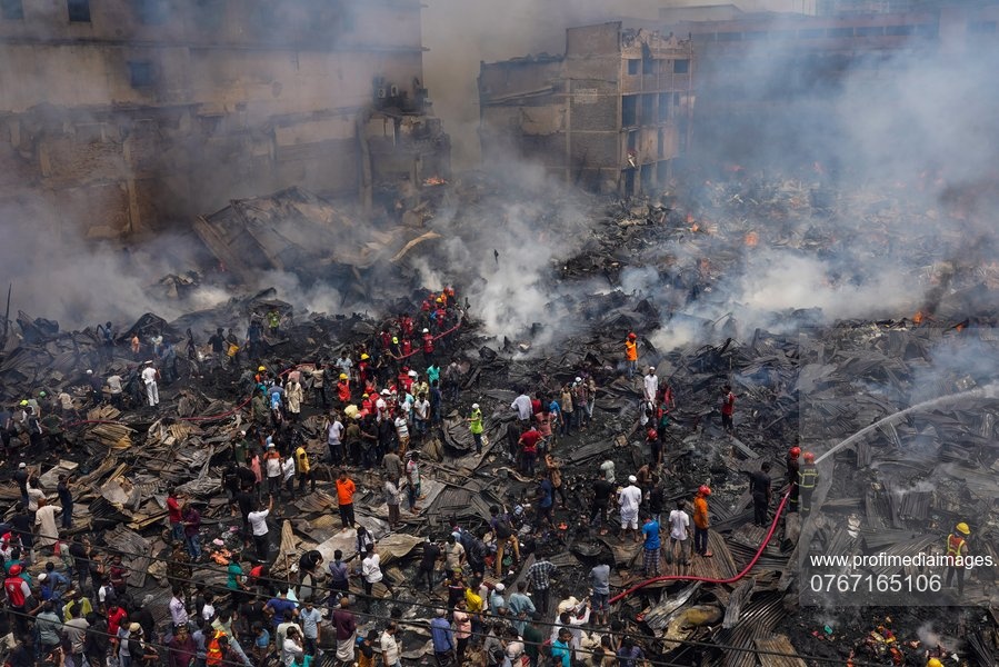 Sute de pompieri se luptă cu un incendiu masiv izbucnit la o piață de haine din capitala Bangladeshului