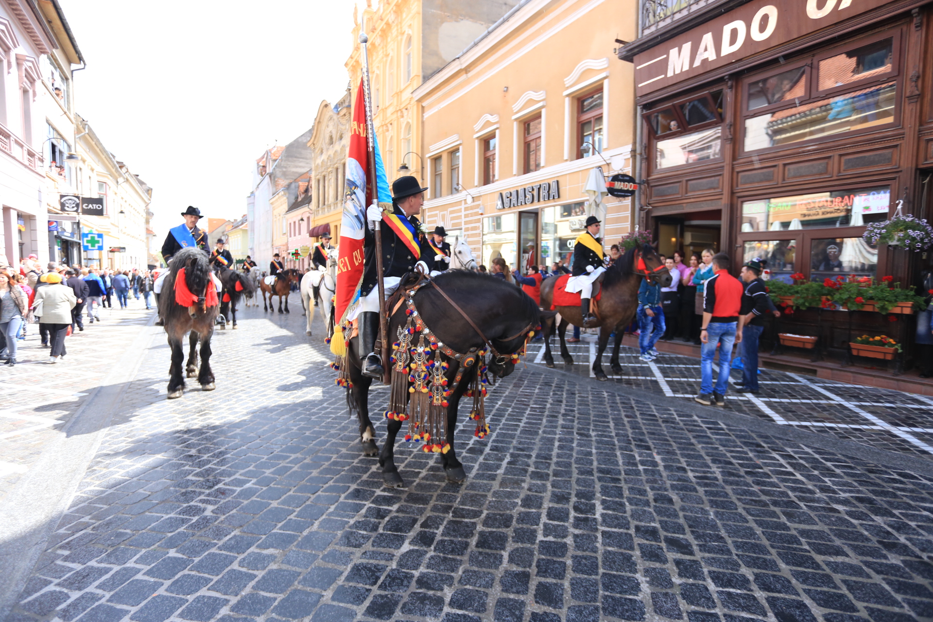 Mii de oameni au asistat la Parada Junilor la Brașov | GALERIE FOTO