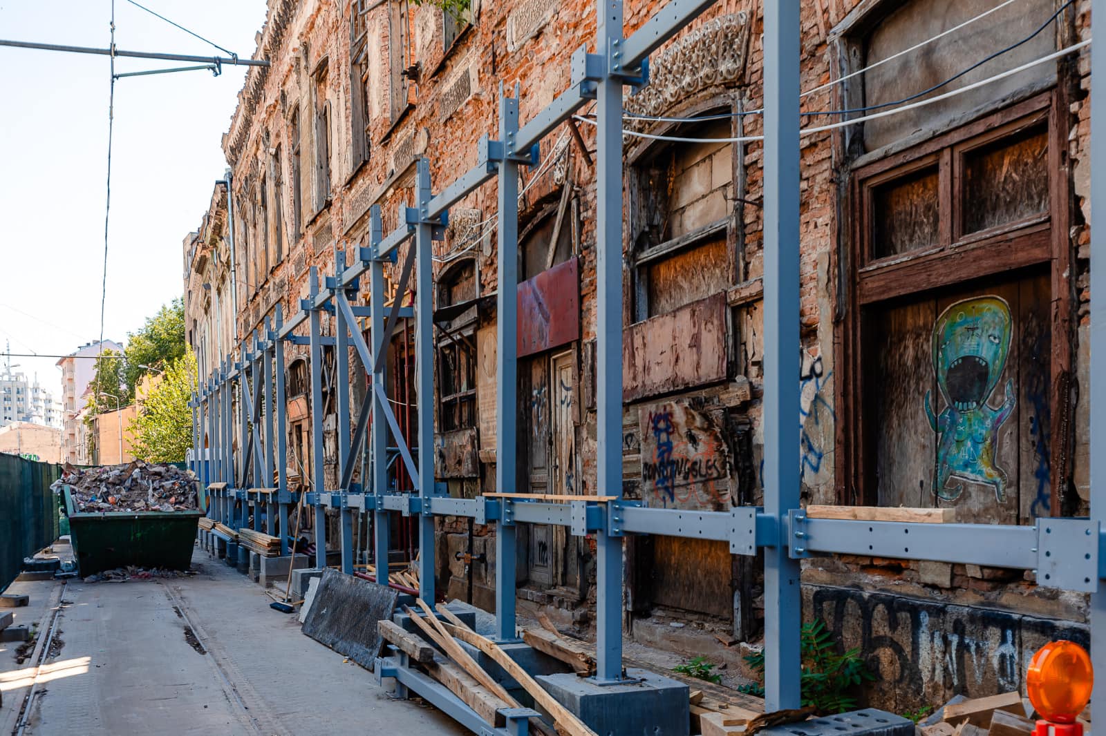 Primăria Capitalei continuă lucrările la Hanul Solacolu. 700 de tone de deșeuri au fost scoase din subsolul corpului principal de clădire