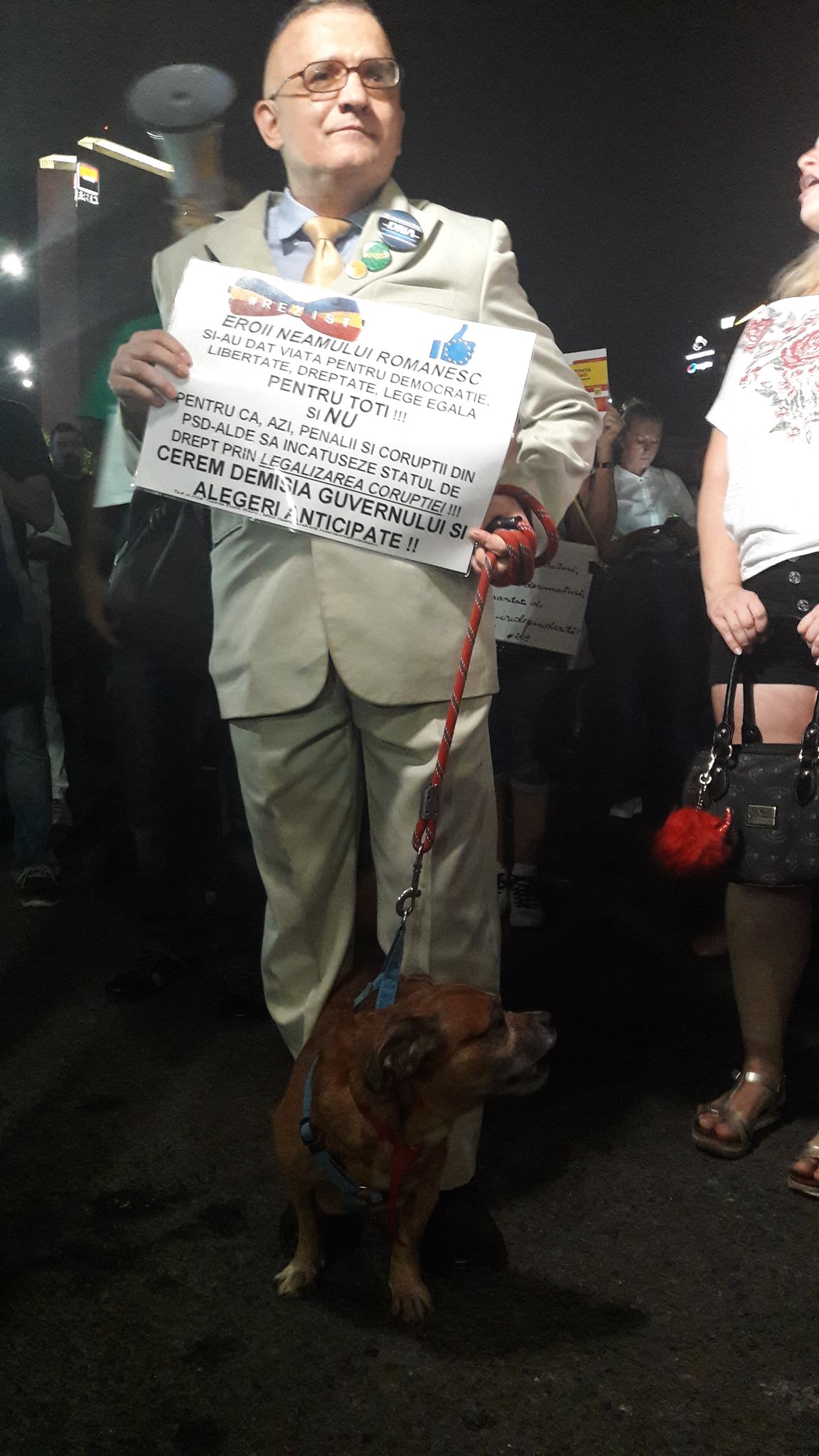 FOTO&VIDEO/ Peste 2.500 de oameni au protestat în Piața Victoriei faţă de modificările la legile justiţiei