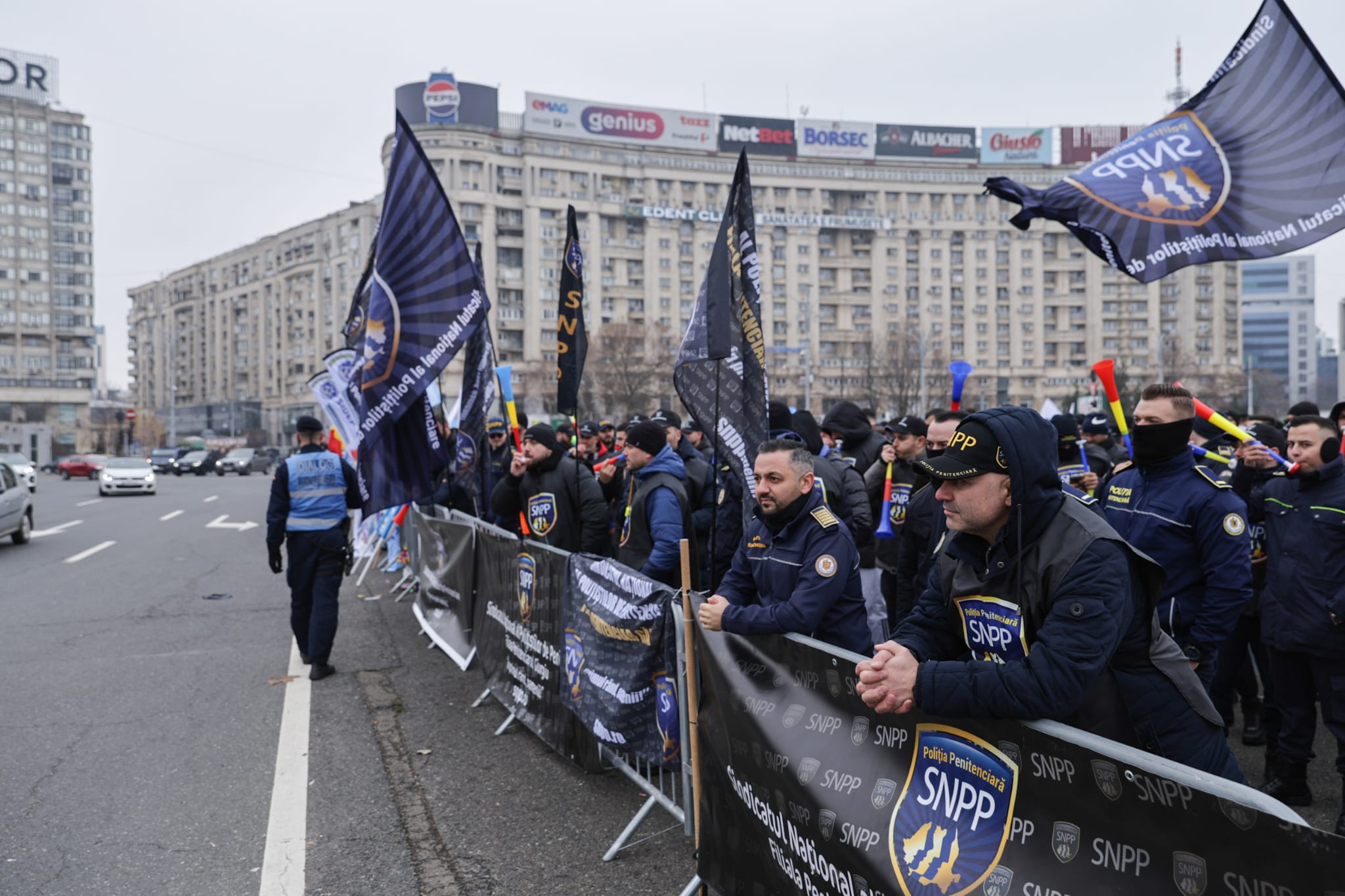 Protest în Piața Victoriei al sindicatelor din penitenciare faţă de Ordonanţa „trenuleţ”: „Guvernul nu îngheaţă salariile, ci le taie”