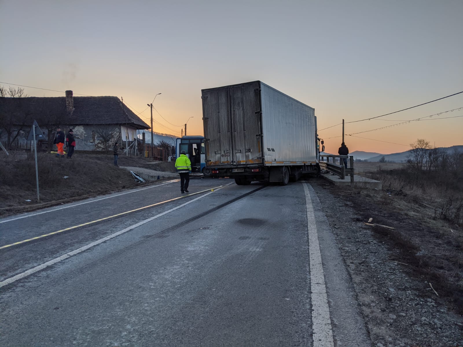 Accident între un autobuz și un camion. O persoană a murit și alte opt au fost rănite