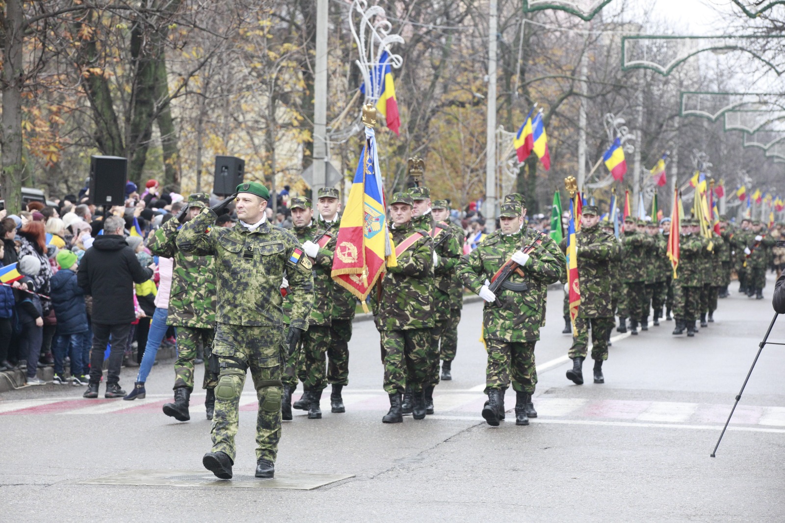 Buzoienii, dezamăgiți că militarii nu au mai defilat cu tehnica din dotare| FOTO/VIDEO