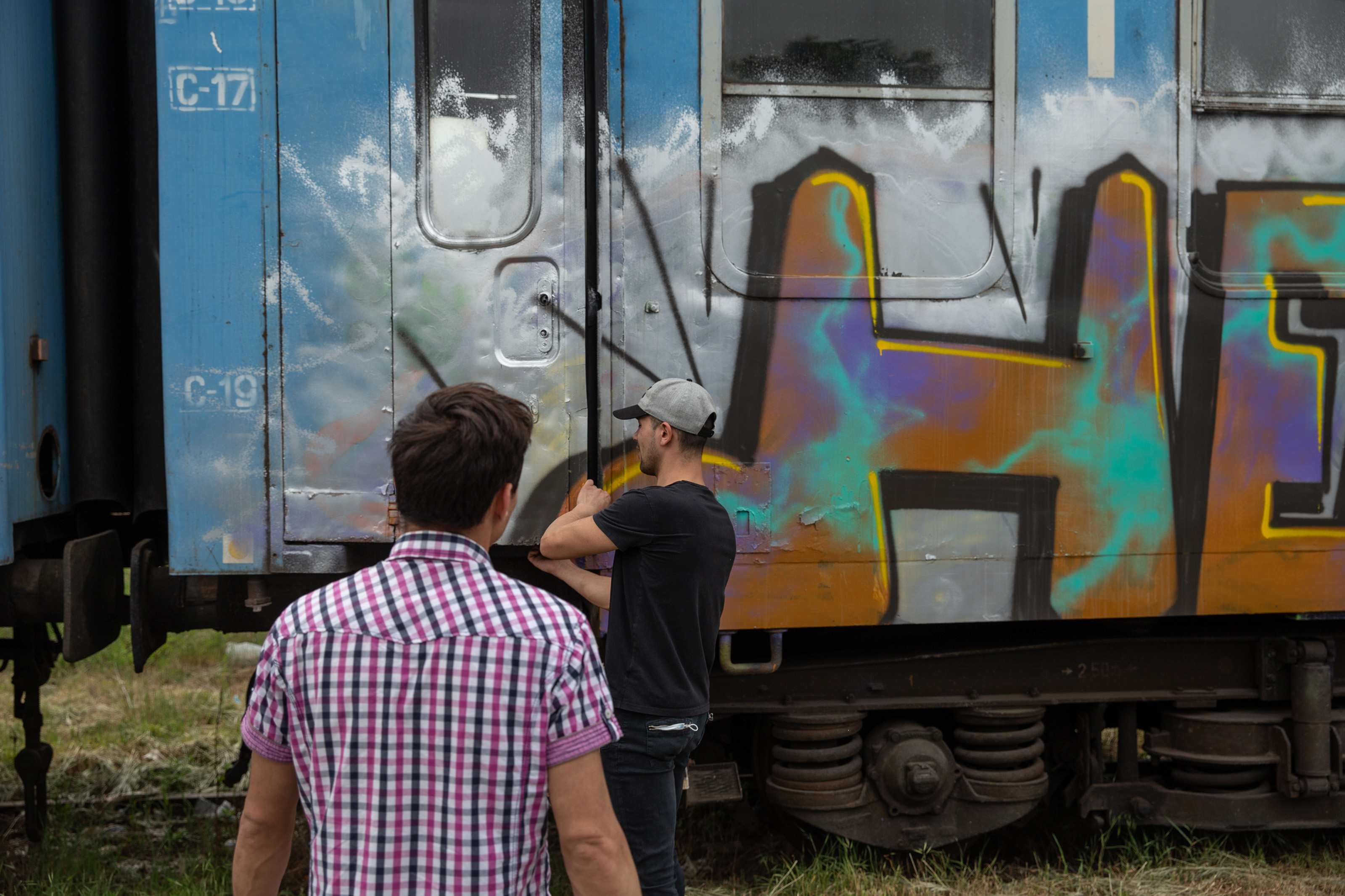 Viața în vagon. Cum luptă oamenii străzii din București pentru supraviețuire într-un tren tras pe linie moartă