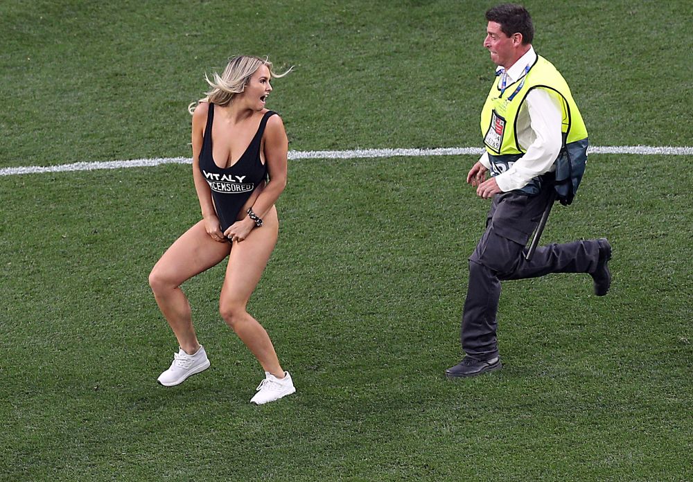 FOTO&VIDEO/ Incident în timpul finalei Tottenham - Liverpool. O tânără a intrat pe teren în costum de baie! Ce mesaj avea scris pe ea
