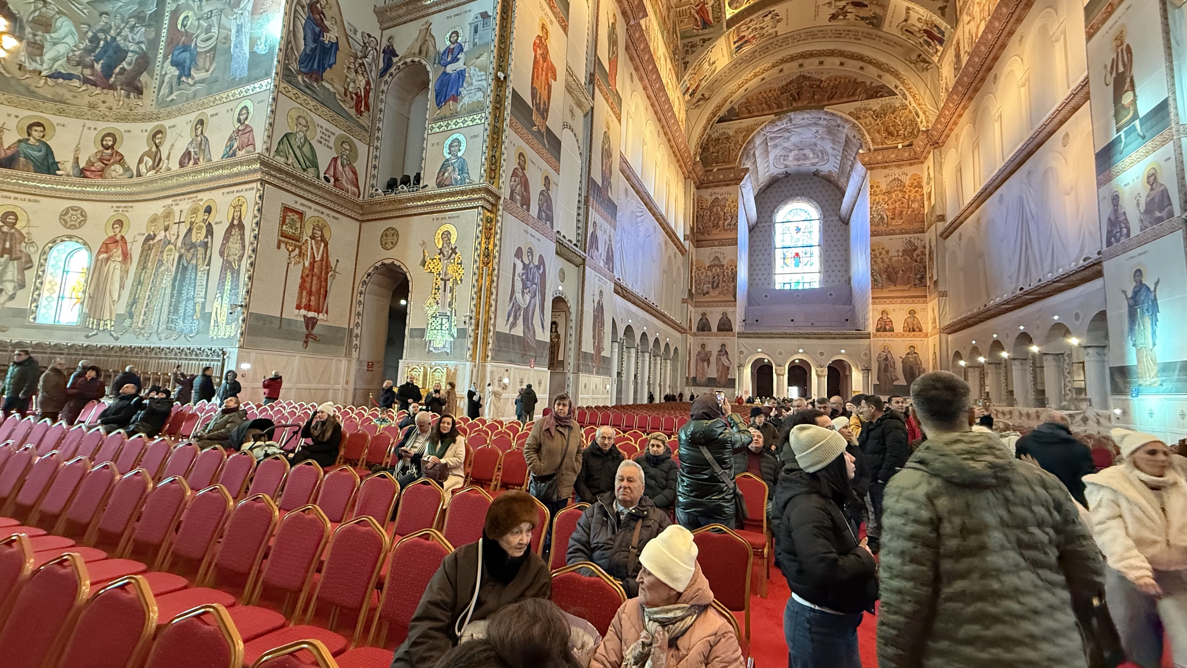 A doua zi de Crăciun la Catedrala Națională. Mii de credincioși au venit din țară și din străinătate să viziteze cea mai mare biserică ortodoxă din lume