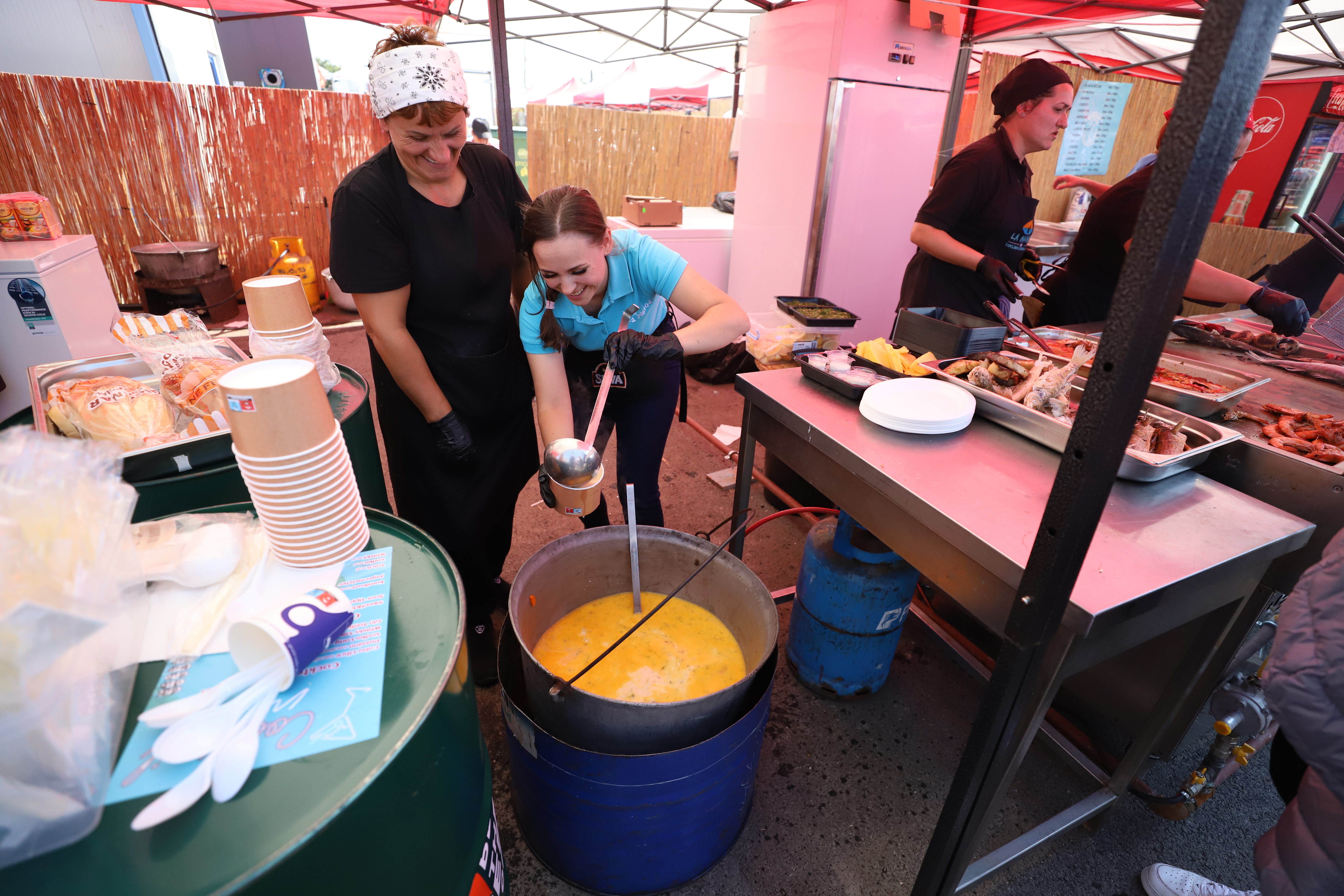 Secrete culinare de la Festivalul Borșului Lipovenesc din Jurilovca. Fără morcov, dar cu ardei și țicore de baltă: „Adevăratul gust îl dau oasele!” | FOTO REPORTAJ