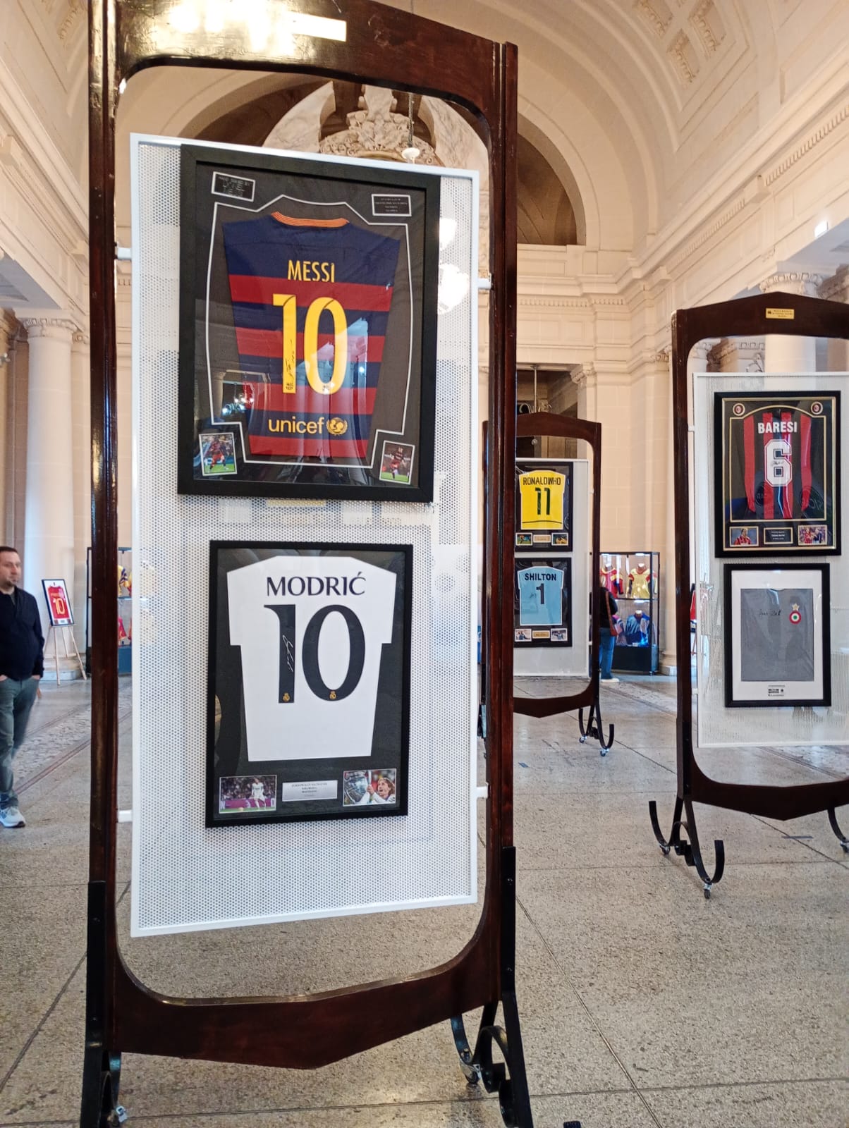 Raiul tricourilor cu autograf, de la Cristiano și Messi, la Ronaldo, Maradona sau Pele: „Expoziție cu piese-unicat, la Ploiești”