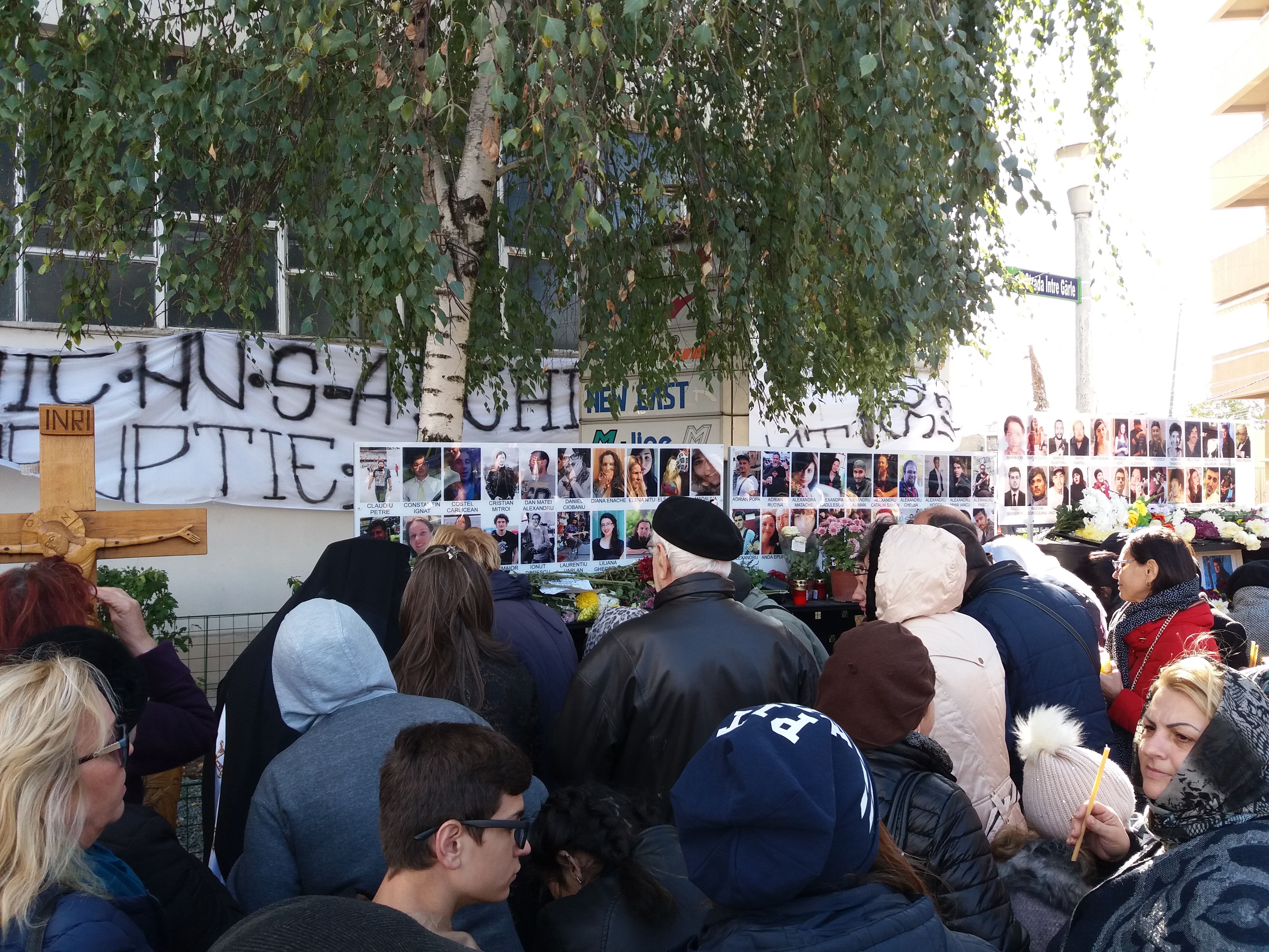 Doi ani de la tragedia din Colectiv! Doar câteva zeci de persoane, la slujba de pomenire din fața clubului ucigaș. Prea puțini oameni pentru un Colectiv așa de mare!