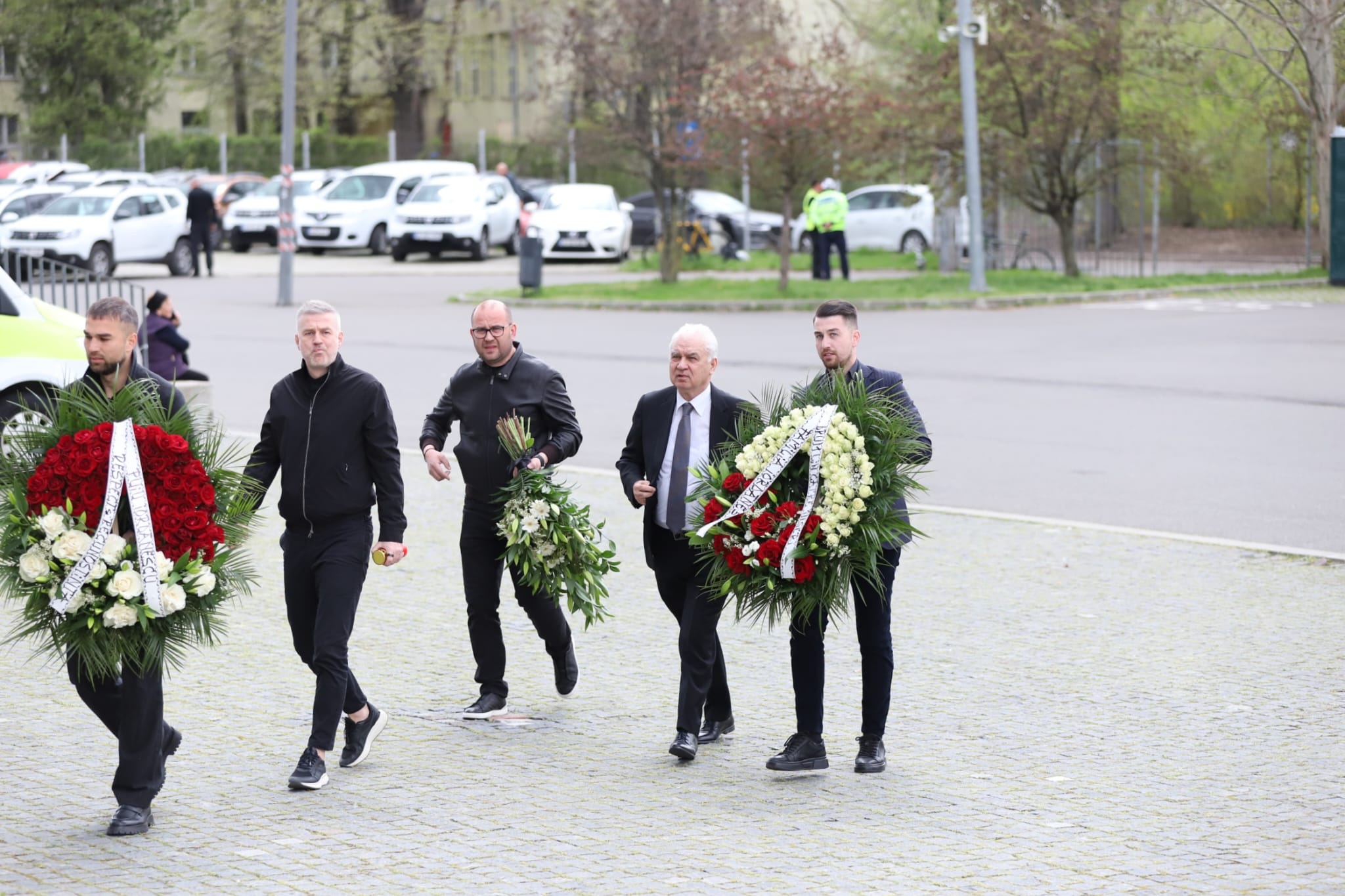 Livetext Mii de români își iau adio de la Mircea Lucescu la Arena Națională înainte de funeraliile cu onoruri militare / „Leucemia i-a provocat și grăbit sfârșitul”