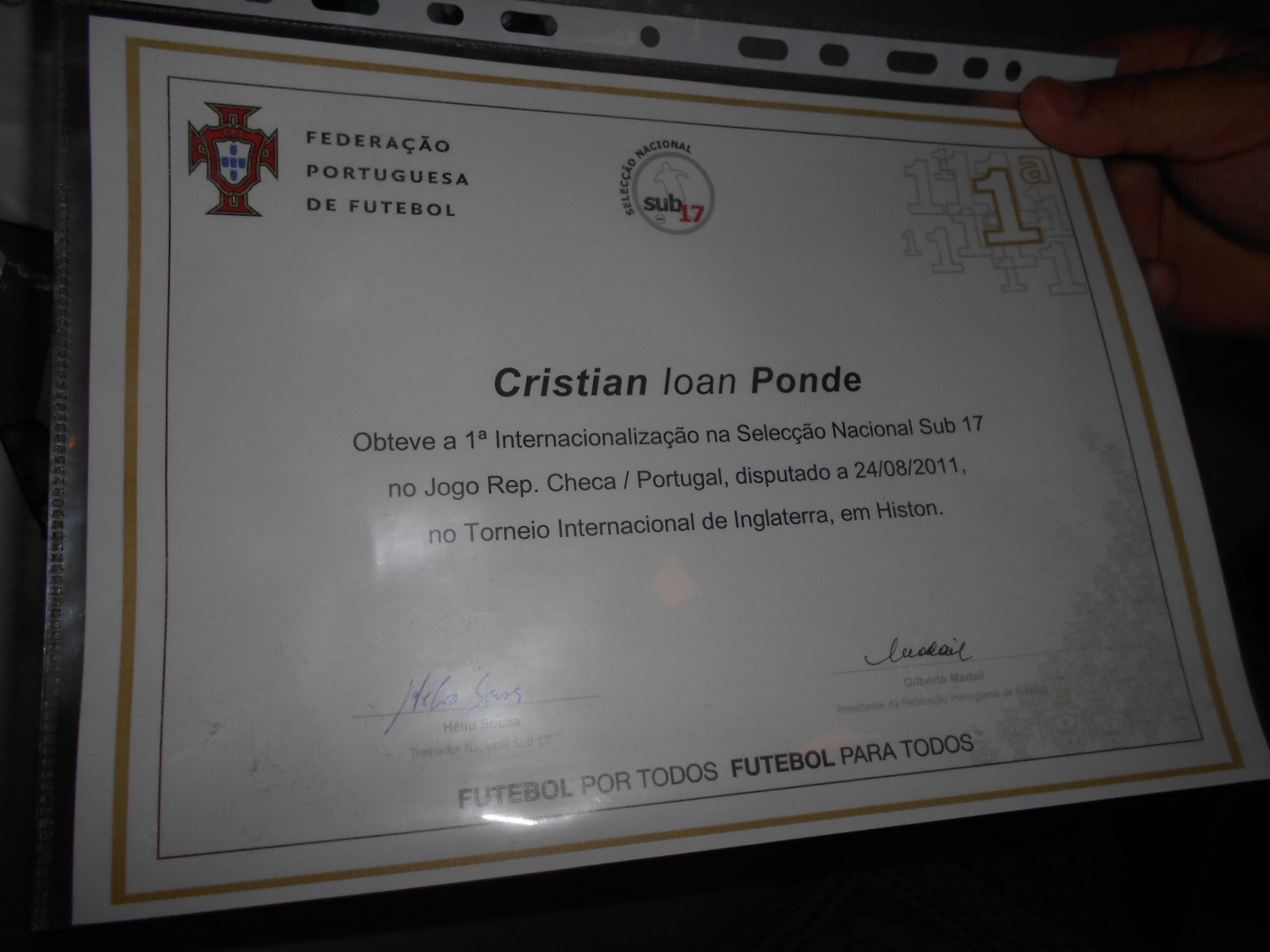 În Portugalia, de vorbă cu părinții lui Cristi Ponde, internaționalul portughez născut în Maramureș. ^”Aș fi vrut să joace pentru România, dar nu l-a căutat nimeni și e târziu. E mai iubit aici! Sperăm să se transfere pe 20.000.000 de euro”