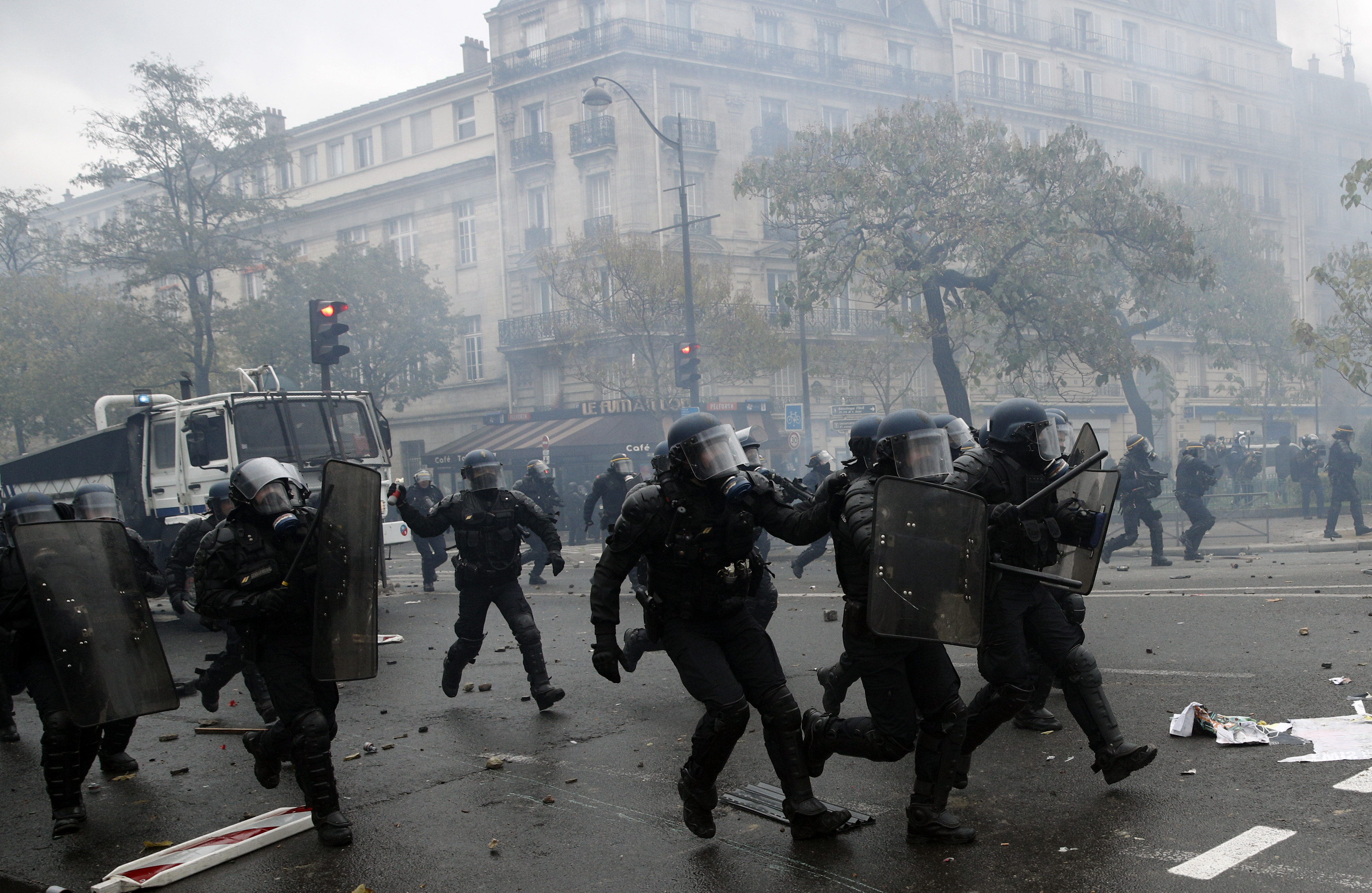 UPDATE | Noi violențe la Paris, la aniversarea unui an de la protestele „Vestelor Galbene”. Polițiștii au folosit gaze lacrimogene și au reținut peste 100 de persoane