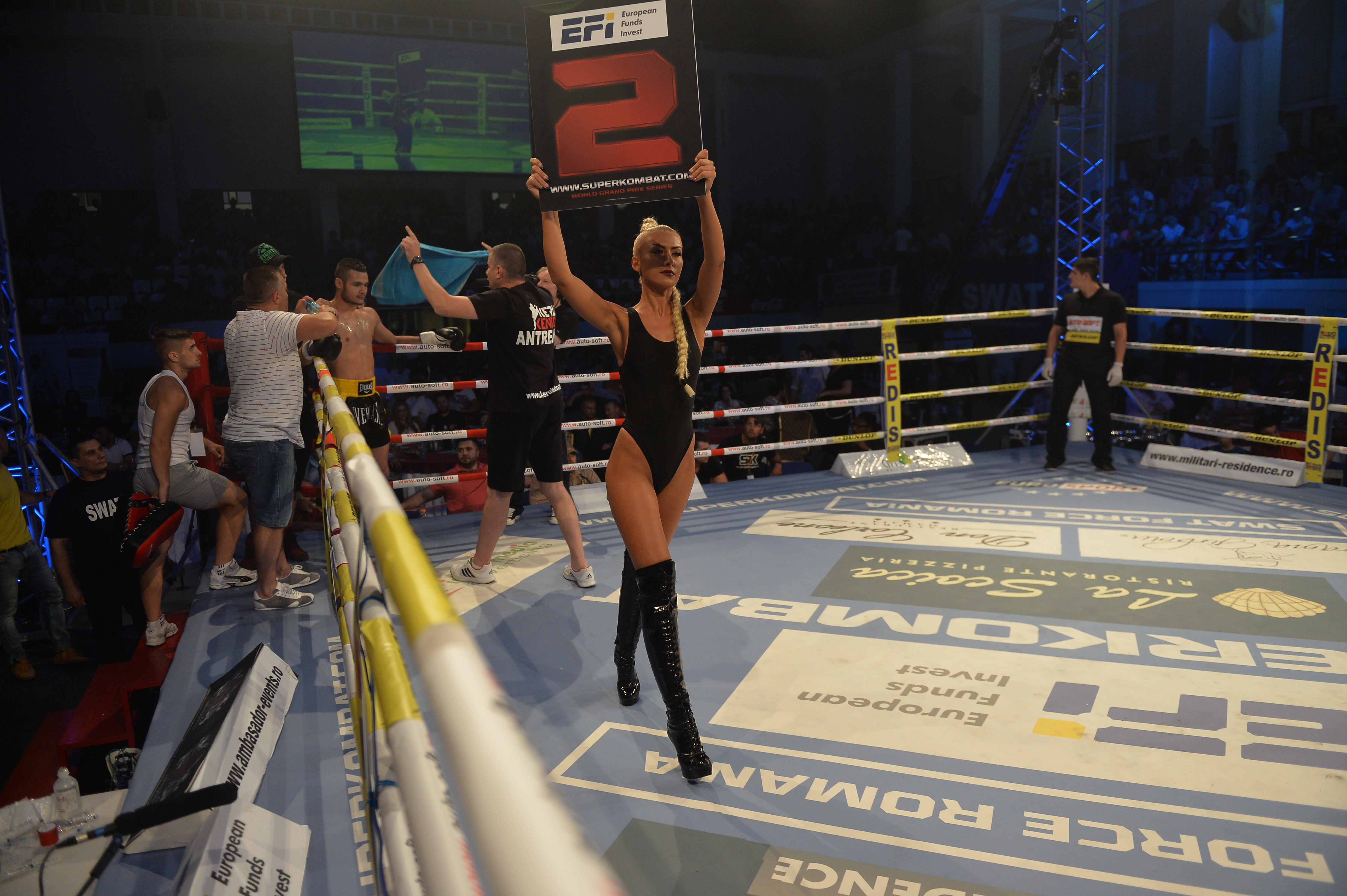 În ring când au intrat, spectatorii și mai tare s-au înfierbântat! Fetele sexy din preajma băieţilor duri de la Superkombat Constanța / GALERIE FOTO HOT   