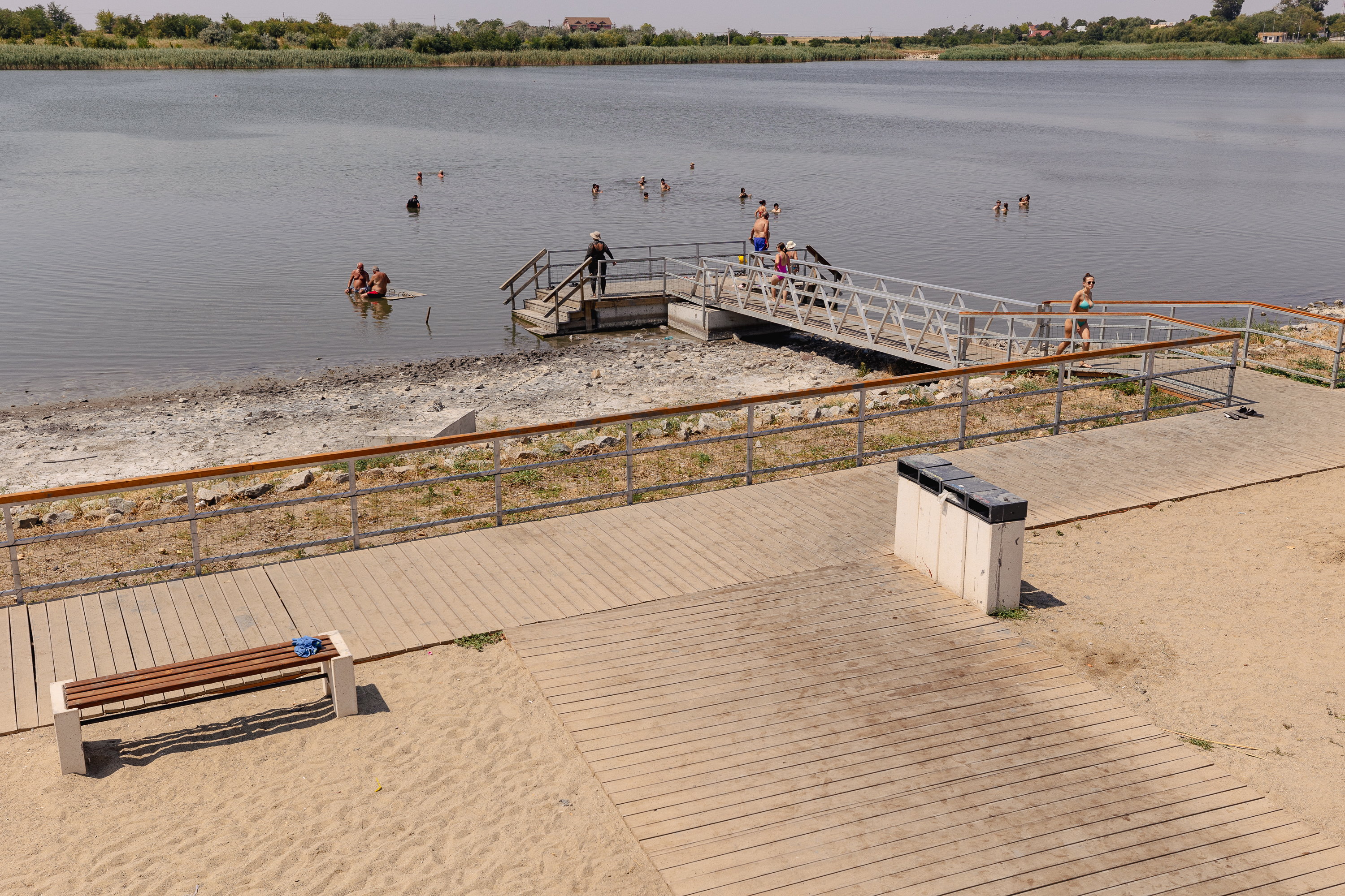 FOTOREPORTAJ. Marea Moartă din inima Ialomiței. Se întorc turiștii la Amara, pe plajele reabilitate cu fonduri europene