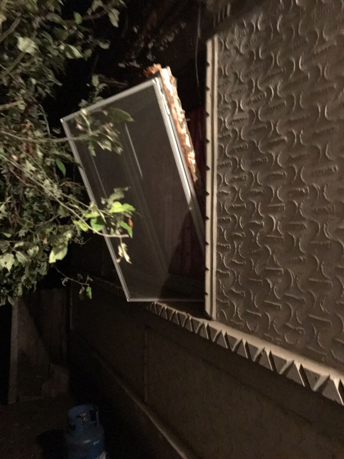 FOTO: Un tânăr din județul Vaslui a fost rănit în urma exploziei unei butelii în locuința sa