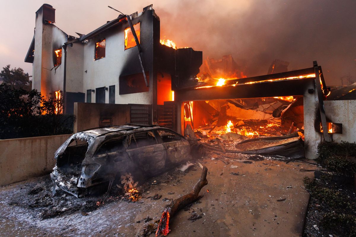 Cel puțin 10 oameni au murit în incendiile de proporții din Los Angeles: „E ca şi cum o bombă atomică ar fi fost aruncată”