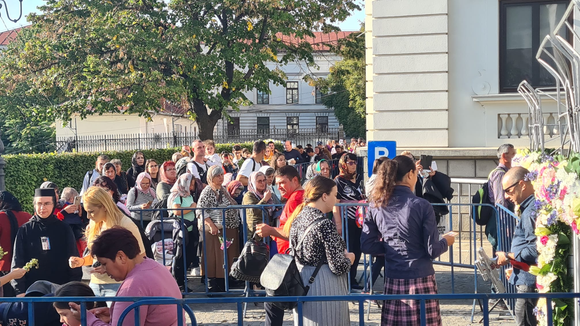 Teama de război a intrat în rugăciunile pelerinilor de la Sfânta Parascheva. „Să ne ferească Sfânta de toți cei răi!”