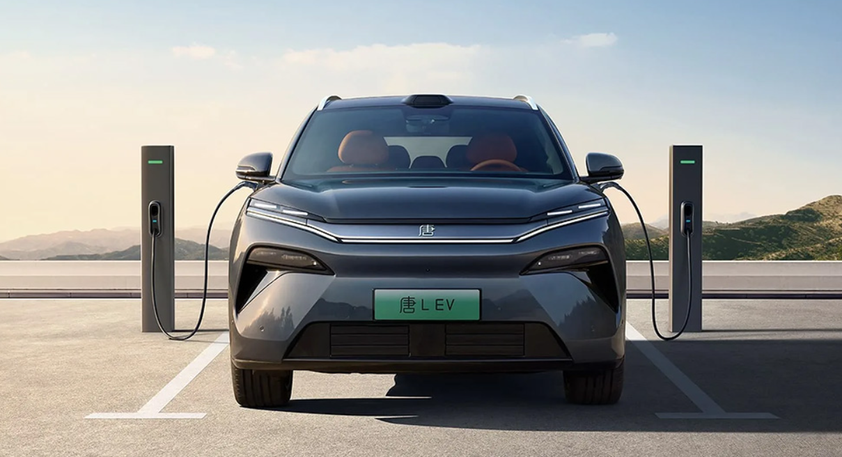 Chinezii de la BYD au lansat primele două modele electrice care se încarcă în doar 5 minute, la un preț neașteptat de accesibil