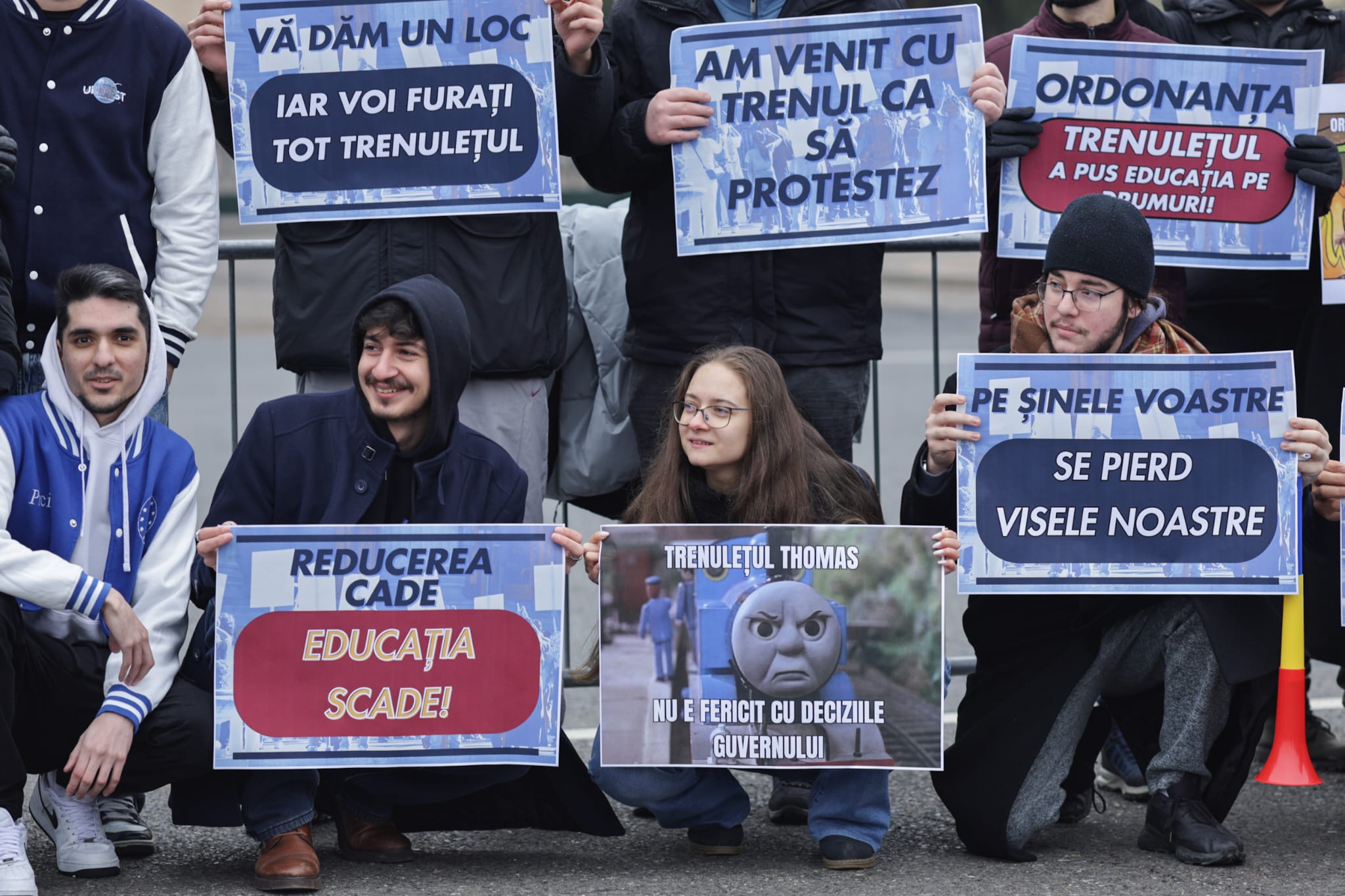 Protest în Piața Victoriei al sindicatelor din penitenciare faţă de Ordonanţa „trenuleţ”: „Guvernul nu îngheaţă salariile, ci le taie”