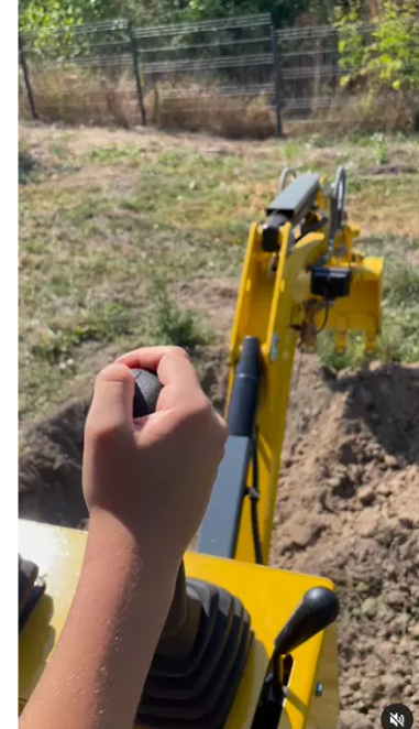 Imagini rare cu fiul Danei Nălbaru și al lui Dragoș Bucur în timp ce folosește excavatorul în curtea casei. Kadri este îndrumat de tatăl lui
