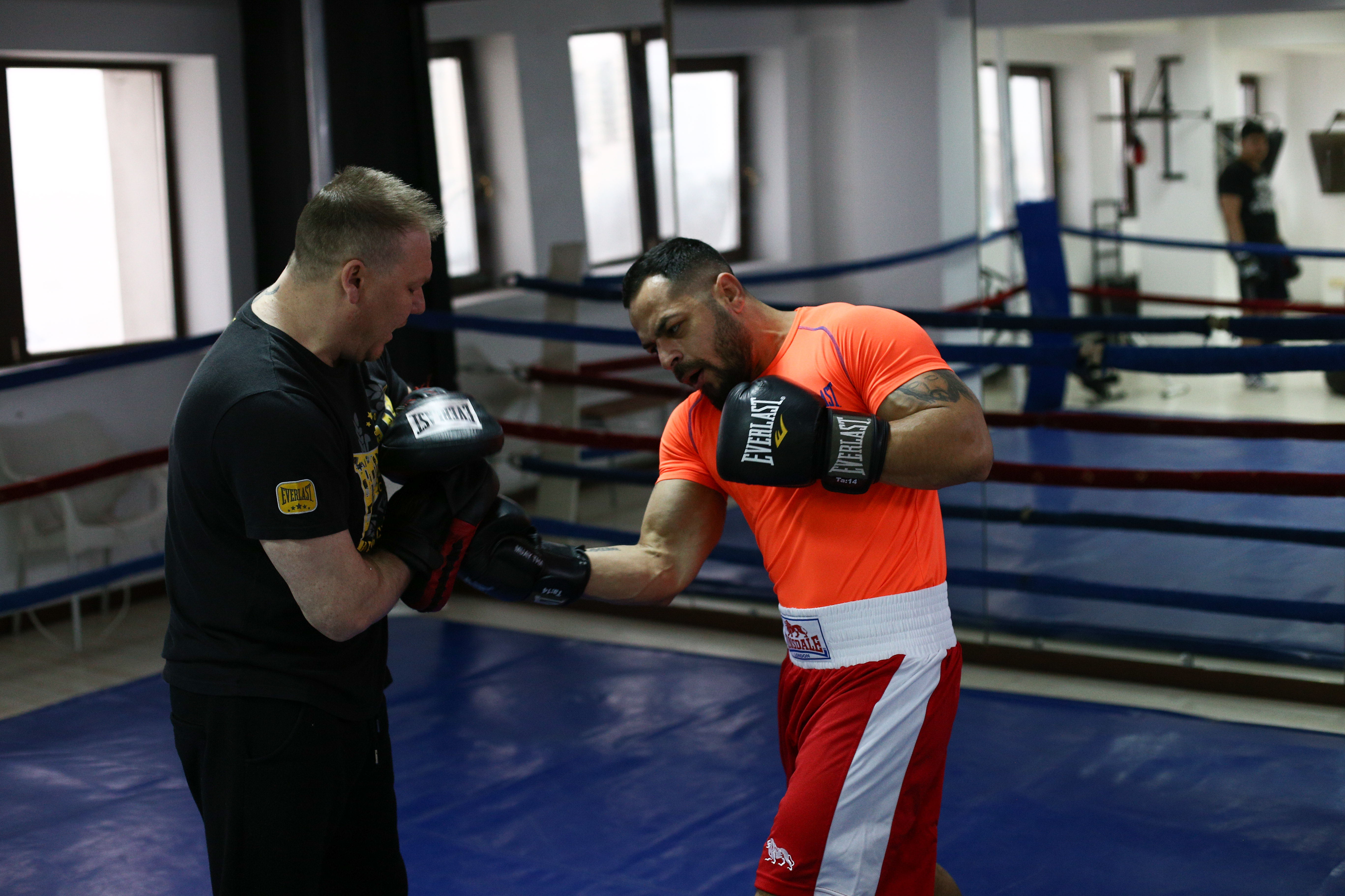 Robert Cristea promite show la gala de box profesionist de la Oradea. Își apără titlul național la semimijlocie: ”Mă bat cu oricine” | FOTO&VIDEO