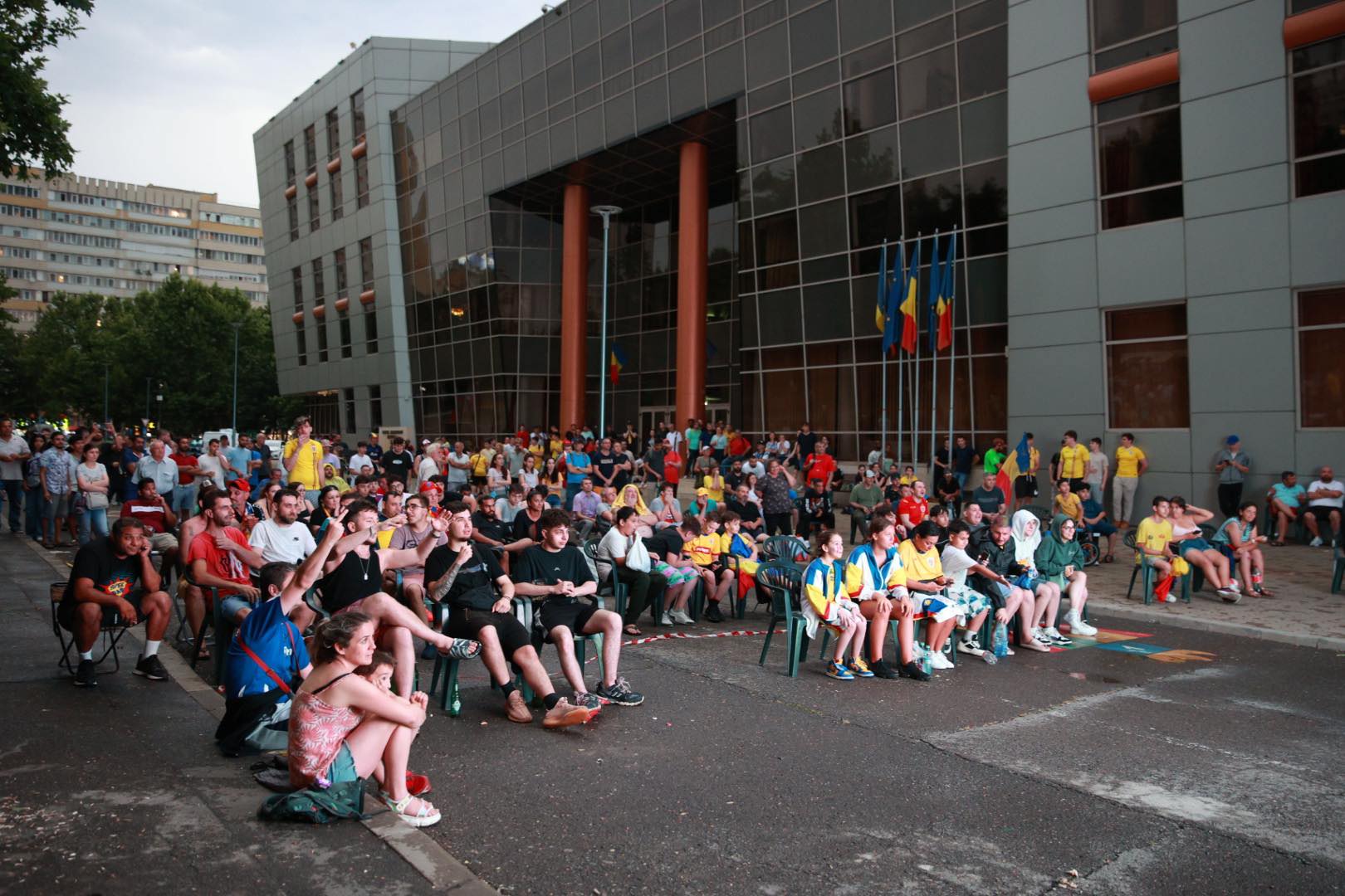 Fanii au urmărit România – Olanda pe ecrane gigant, la București, pe ploaie. Unde s-a văzut în Capitală meciul din „optimile” Euro 2024