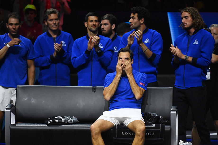 IMAGINEA ZILEI în sportul mondial. Roger Federer ținându-l de mână în lacrimi pe Rafael Nadal la ultimul său meci ca profesionist în tenis