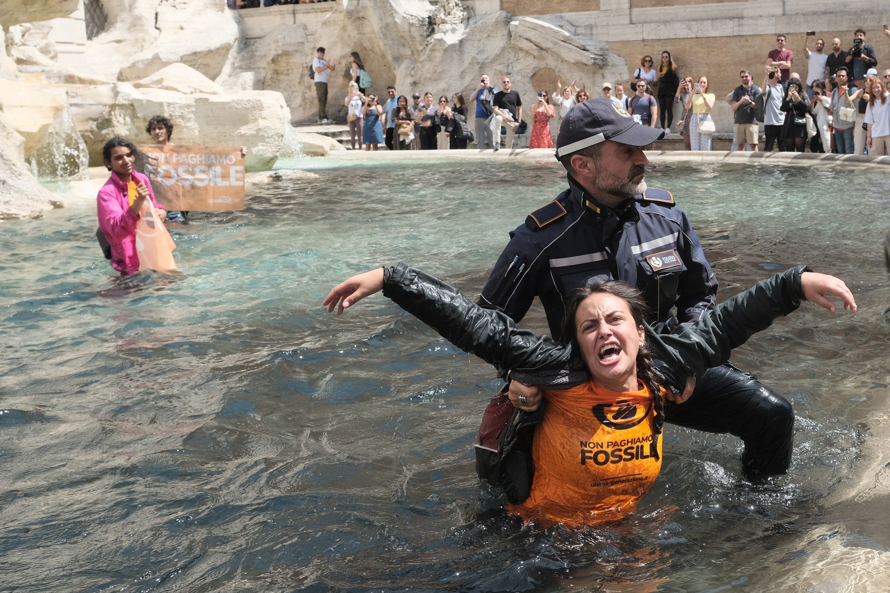 Activiștii de mediu au înnegrit apa din Fontana di Trevi. „Țara noastră este pe moarte”