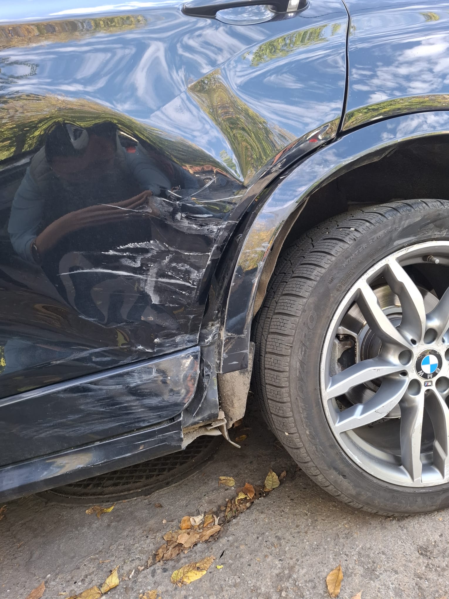 Șoferița lovită de mașina poliției în care erau doi suspecți reținuți acuză că autospeciala nu are RCA și nici nu avea semnalele acustice și luminoase pornite