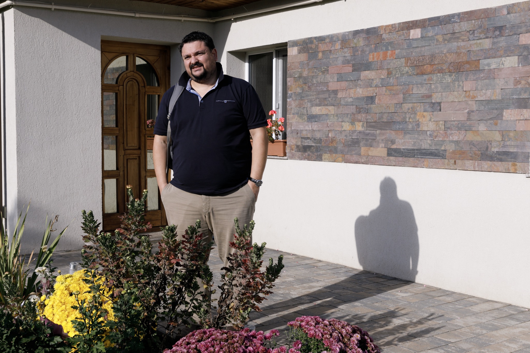 Un medic și-a părăsit casa din cartierul Străulești de frica unor vecini agresivi, pe care i-a reclamat că au construit ilegal o vilă. Bărbatul acuză: „Primarul și Poliția protejează interlopii”