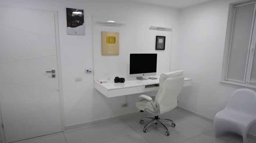 Noi imagini din casa lui Dorian Popa, după ce a renovat-o. Are propriul solar de bronzat și un garaj de lux unde își ține mașina de 300.000 de euro