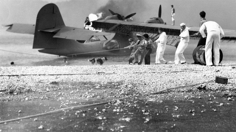 FOTO | 77 de ani de la atacul japonez de la Pearl Harbor. Fotografii incredibile din timpul masacrului